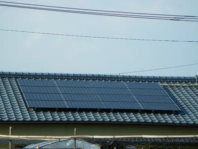 住宅屋根に設置された太陽光パネル