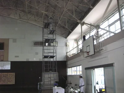 体育館内で足場を使用して作業する様子