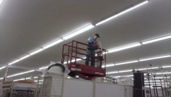 店舗で高所作業車を使用したLED照明取替の様子